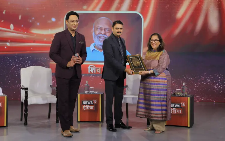 Kiran Nadar receiving Amrit Ratna Award on behalf of Shiv Nad